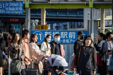 Tokyo, Japonya, 29 Ekim 2023: Otobüs durağında bekleyenler