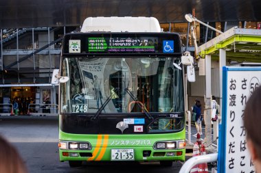 Tokyo, Japonya, 29 Ekim 2023: İstasyondaki bir belediye otobüsünün ön görüntüsü