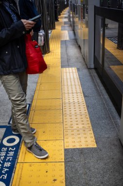 Tokyo, Japonya, 29 Ekim 2023: Metro istasyonunda bekleyen adam