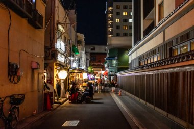 Tokyo, Japonya, 29 Ekim 2023: Geceleri çeşitli restoran ve barlarla dolu dar bir sokak