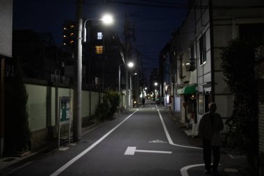 Tokyo, Japonya, 29 Ekim 2023: Geceleri sakin bir yerleşim yeri