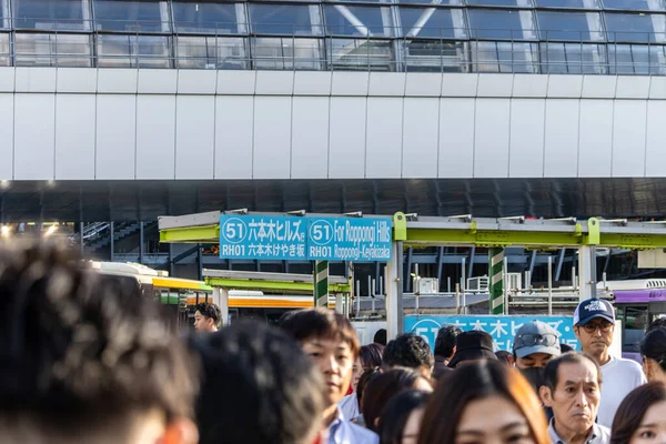 Tokyo, Japonya, 29 Ekim 2023: Otobüs durağı yakınlarındaki kalabalık sokak manzarası