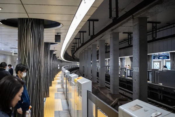 Tokyo, Japonya, 29 Ekim 2023: Gelen trenli modern metro platformu
