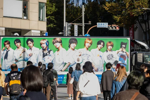 Tokyo, Japonya, 29 Ekim 2023: Anime reklamlı ve izleyicili halk otobüsü