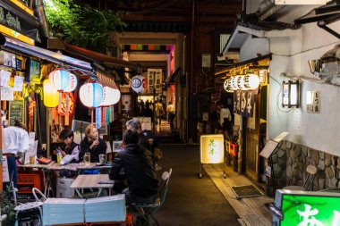 Tokyo, Japonya, 29 Ekim 2023: Tokyo 'da restoran ve geleneksel fenerlerle dolu hareketli bir sokak manzarası
