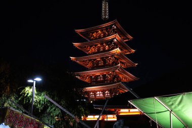 Tokyo, Japonya, 29 Ekim 2023: Tokyo 'da gece beş katlı pagoda aydınlatıldı