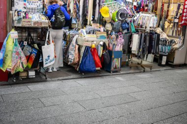 Tokyo, Japonya, 29 Ekim 2023: Geleneksel Japon giysileri ve aksesuarlarını yerel bir pazardan seçen müşteriler