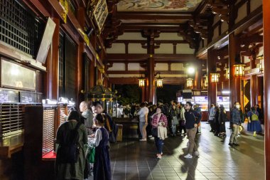 Tokyo, Japonya, 29 Ekim 2023: Turistler gece Sensoji Tapınağı 'nın koridorunda yürüyorlar