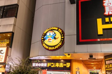 Tokyo, Japonya, 29 Ekim 2023: Tokyo 'nun alışveriş bölgesinde ikonik indirimli mağaza zinciri tabelası
