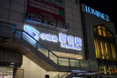 Tokyo, Japonya, 29 Ekim 2023: Gece Shinjuku İstasyonu 'nun aydınlatma işareti