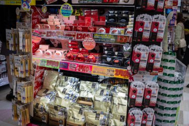 Tokyo, Japonya, 29 Ekim 2023: Japon çay ve abur cubur seçimi bir süpermarkette mevcuttur