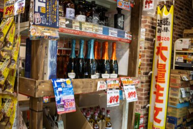 Tokyo, Japonya, 29 Ekim 2023: Tokyo 'da bir markette alkol markası seçimi