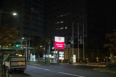 Tokyo, Japonya, 29 Ekim 2023: Sessiz Tokyo Caddesi, bir kamyon geçerken