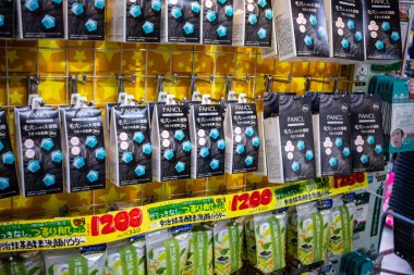 Tokyo, Japonya, 29 Ekim 2023: Fancl cilt bakım ürünleri bir Japon mağazasında sergilendi