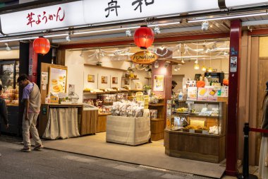 Tokyo, Japonya, 29 Ekim 2023: Çeşitli aromalı Japon pirinç kraker dükkanı