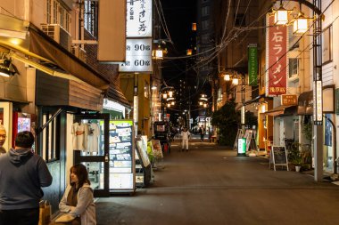 Tokyo, Japonya, 29 Ekim 2023: Tokyo 'daki ışıklı tabelalar ve insanlarla dolu neşeli bir akşam sokak sahnesi