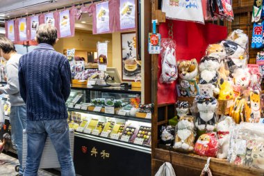Tokyo, Japonya, 29 Ekim 2023: Tokyo 'daki bir şekerleme dükkanında Japon tatlılarına bakan adam
