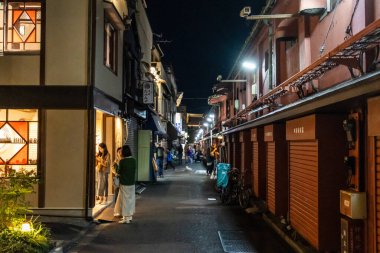 Tokyo, Japonya, 29 Ekim 2023: Tokyo 'da geleneksel fenerlerle dolu dar bir sokak ve gece sakin bir atmosfer