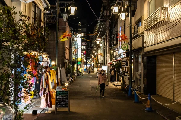 Tokyo, Japonya, 29 Ekim 2023: Tokyo sokaklarında sakin bir gece.