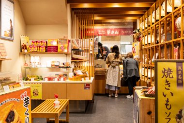 Tokyo, Japonya, 29 Ekim 2023: Müşteriler sıcak bir Japon özel gıda dükkanında ürünlere göz atıyorlar