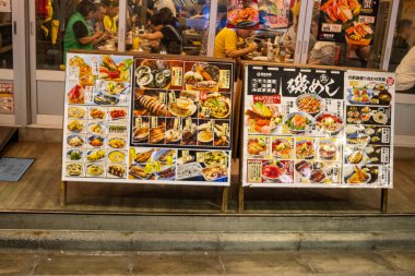 Tokyo, Japonya, 29 Ekim 2023: Bir Japon restoranının önünde çeşitli tabloların olduğu kaldırım menüleri