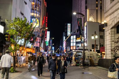 Tokyo, Japonya, 29 Ekim 2023: Bustling caddesi gece Tokyo şehir merkezinde