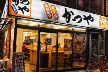 Tokyo, Japonya, 29 Ekim 2023: Müşteriler geceleri geleneksel bir Japon restoranında yemek yiyor