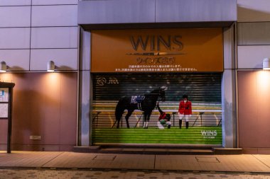 Tokyo, Japonya, 29 Ekim 2023: WINS at yarışı bahis dükkanının akşam manzarası