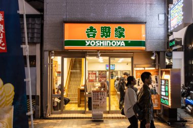 Tokyo, Japonya, 29 Ekim 2023: Müşteriler akşam Yoshinoya restoranına giriyor