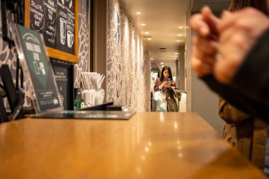 Tokyo, Japonya, 29 Ekim 2023: Müşteri Starbucks 'a birinci şahıs bakış açısından yaklaşıyor