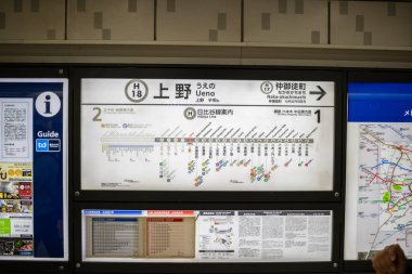 Tokyo, Japonya, 29 Ekim 2023: Tokyo tren istasyonunda bilgi panosu