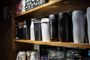 Tokyo, Japonya, 29 Ekim 2023: Starbucks mağazasında ticari ürünler sergisi