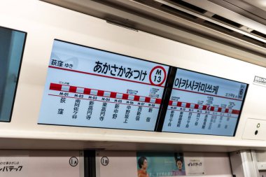 Tokyo, Japonya, 29 Ekim 2023: Metro yolu haritası bir tren vagonunda gösterildi
