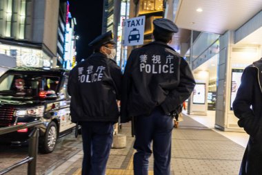 Tokyo, Japonya, 29 Ekim 2023: Shinjuku 'da gece görevli iki polis memuru