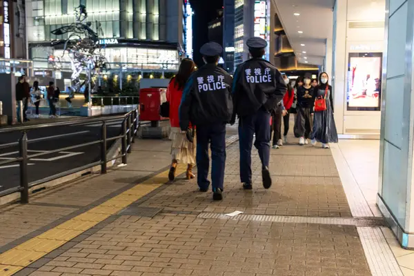 Tokyo, Japonya, 29 Ekim 2023: Polis memurları gece Shinjuku sokaklarında devriye geziyor