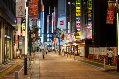 Tokyo, Japonya, 29 Ekim 2023: Shinjuku 'da neon ışıklı bir sokakta sakin bir akşam