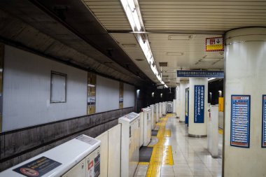 Tokyo, Japonya, 29 Ekim 2023: Tokyo Metro 'da Bilgi İşaretli Boş Metro Platformu