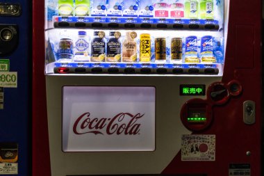 Tokyo, Japonya, 29 Ekim 2023: Tokyo Caddesi 'ndeki Coca-Cola Satış Makinesi