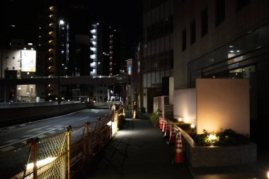 Tokyo, Japonya, 29 Ekim 2023: İnşaat Güvenliği Engelleriyle Gece Tokyo 'da Sessiz Kaldırım