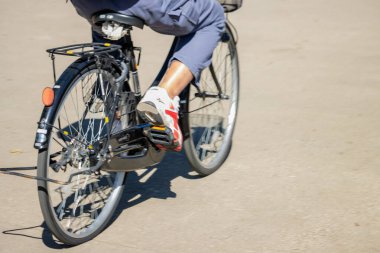 Tokyo, Japonya, 30 Ekim 2023: Tokyo caddesinde hareket halindeki bisikletçi