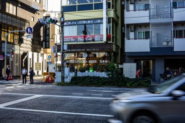 Tokyo, Japonya, 30 Ekim 2023: Tokyo 'da dükkanlar ve trafik yoğun sokak köşesi