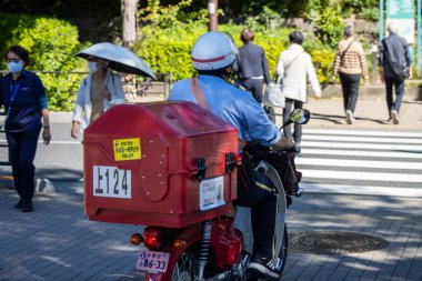 Tokyo, Japonya, 30 Ekim 2023: Posta servisi bilgilerini içeren posta kutusu