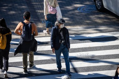 Tokyo, Japonya, 30 Ekim 2023: İnsanlar yaya geçidinden karşıya geçiyor