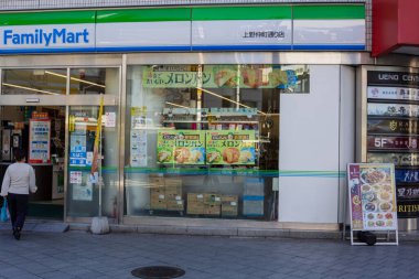Tokyo, Japonya, 30 Ekim 2023: Bir Aile Çarşısı marketinin ön görüntüsü