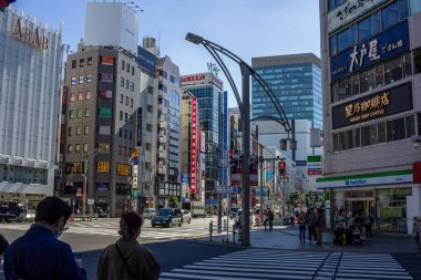 Tokyo, Japonya, 30 Ekim 2023: Çeşitli ticari binalar ve trafik ile geniş şehir sokak manzarası