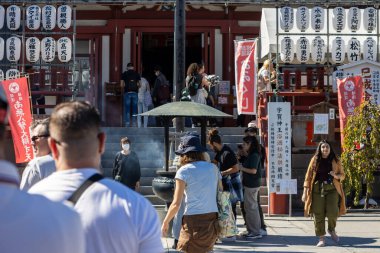 Tokyo, Japonya, 30 Ekim 2023: Geleneksel Shinto türbesine fenerlerle giren ziyaretçiler