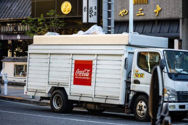 Tokyo, Japonya, 30 Ekim 2023: Şehir trafiğinde Coca-Cola dağıtım kamyonu