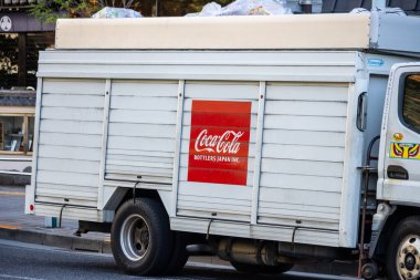 Tokyo, Japonya, 30 Ekim 2023: Coca-Cola teslimat kamyonu bir şehir caddesine park edildi