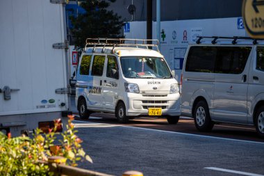 Tokyo, Japonya, 30 Ekim 2023: Şehir sokaklarında nakliye aracı