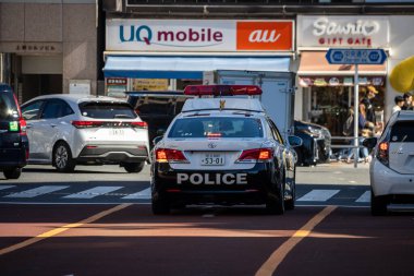 Tokyo, Japonya, 30 Ekim 2023: Tokyo sokaklarında devriye gezen polis arabası